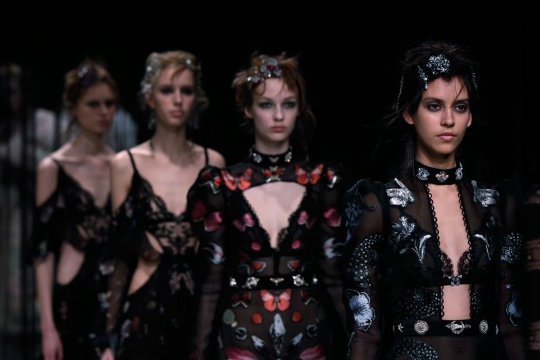 Alexander McQueen torna a Londra per la sfilata Autunno-Inverno 2016