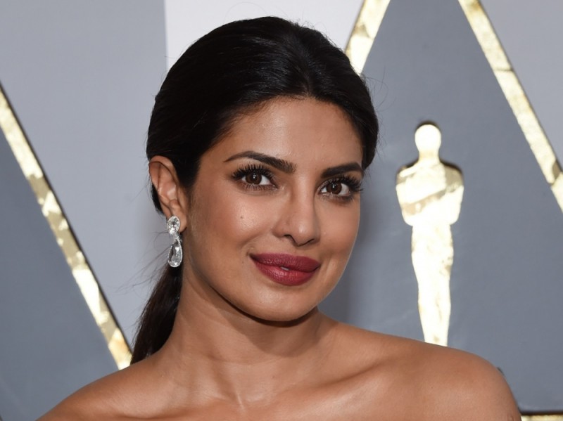 oscar-2016-beauty-look-priyanka-chopra