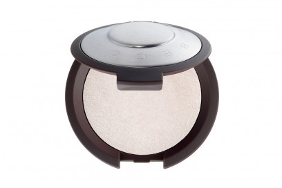 zendaya-make-up-Becca-Pearl-Shimmering-Skin-Perfector-pressed-Powder