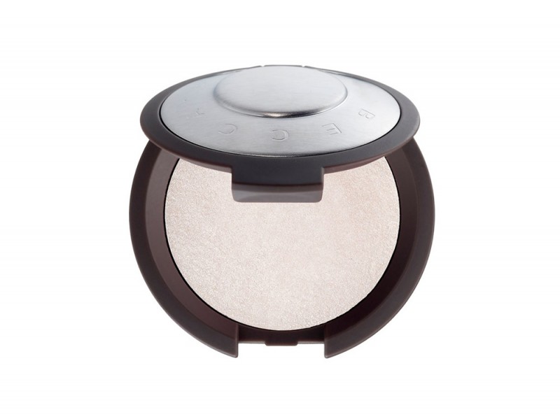 zendaya-make-up-Becca-Pearl-Shimmering-Skin-Perfector-pressed-Powder