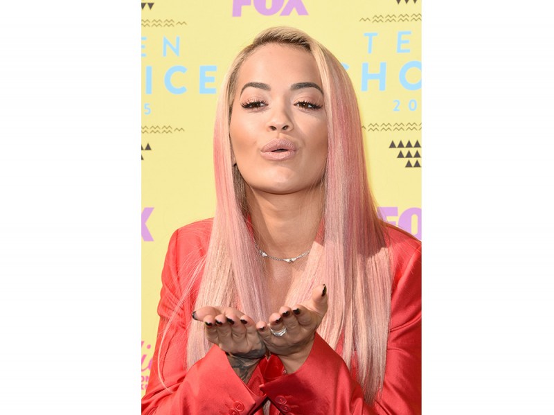 capelli-rose-gold-hair-rita-ora