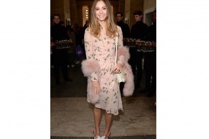 suki-waterhouse-pumps-con-fiocco-di-raso