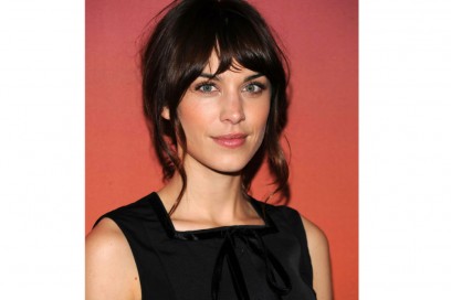 Alexa-Chung-capelli-raccolto-con-ciocche-libere