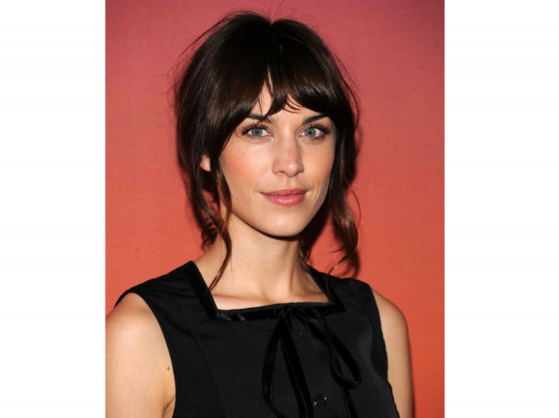 Alexa-Chung-capelli-raccolto-con-ciocche-libere