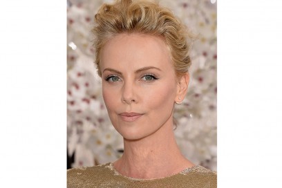 Charlize-Theron-capelli-corti-e-mossi