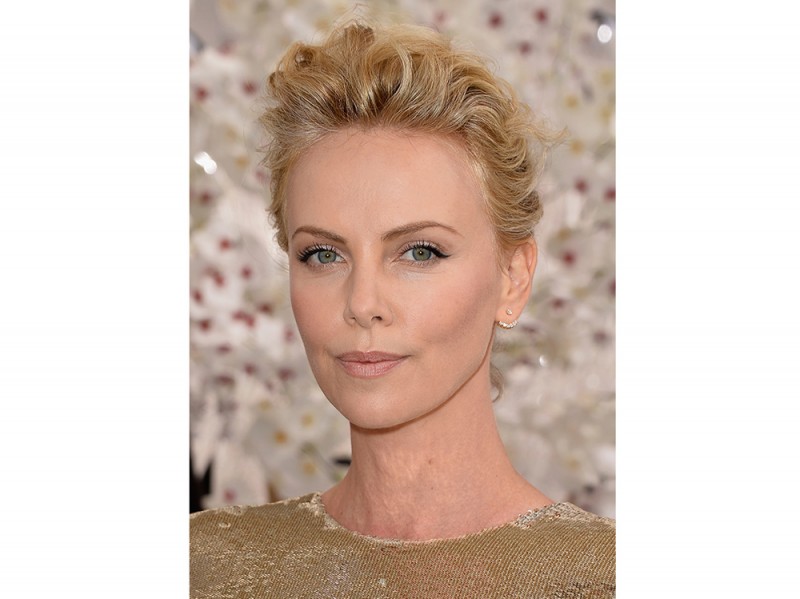 Charlize-Theron-capelli-corti-e-mossi