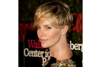 Charlize-Theron-capelli-corto-sfrangiato