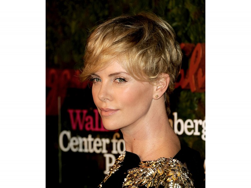 Charlize-Theron-capelli-corto-sfrangiato