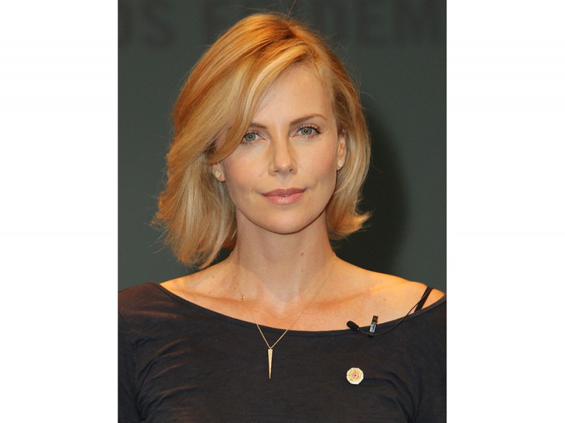 Charlize-Theron-capelli-lunghezza-media