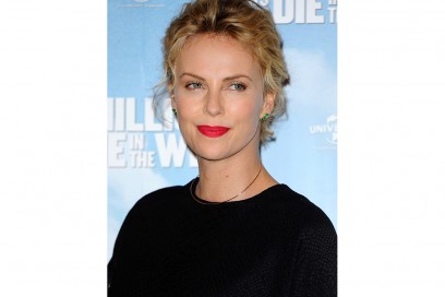 Charlize-Theron-capelli-raccolto-con-piccoli-ciuffi-laterali