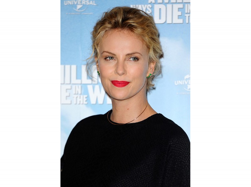 Charlize-Theron-capelli-raccolto-con-piccoli-ciuffi-laterali