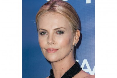 Charlize-Theron-capelli-raccolto-con-riga-centrale