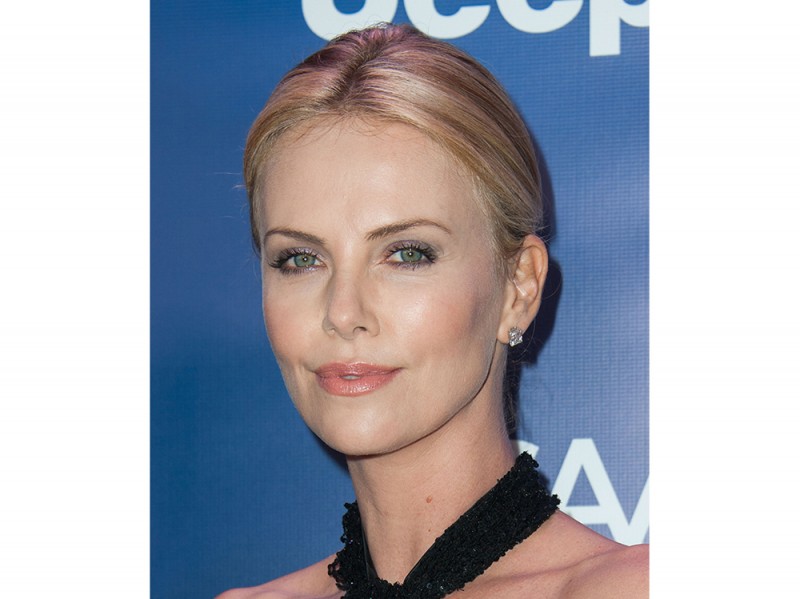 Charlize-Theron-capelli-raccolto-con-riga-centrale