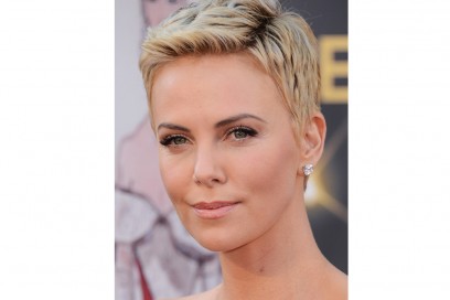 Charlize-Theron-capelli-short-hair