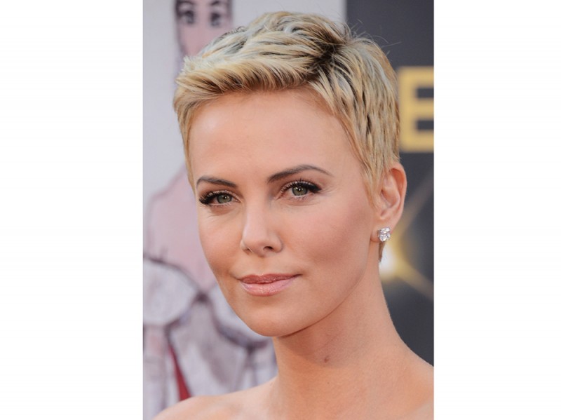 Charlize-Theron-capelli-short-hair