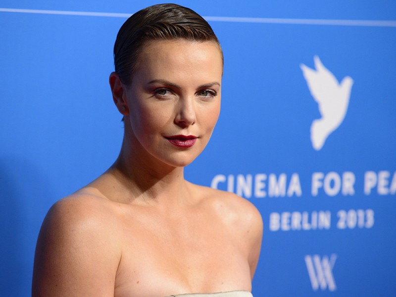 Charlize-Theron-capelli-sleek-effect