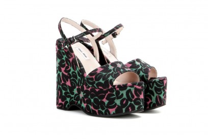 MIU MIU Sandali in jacquard con zeppa_mytheresa