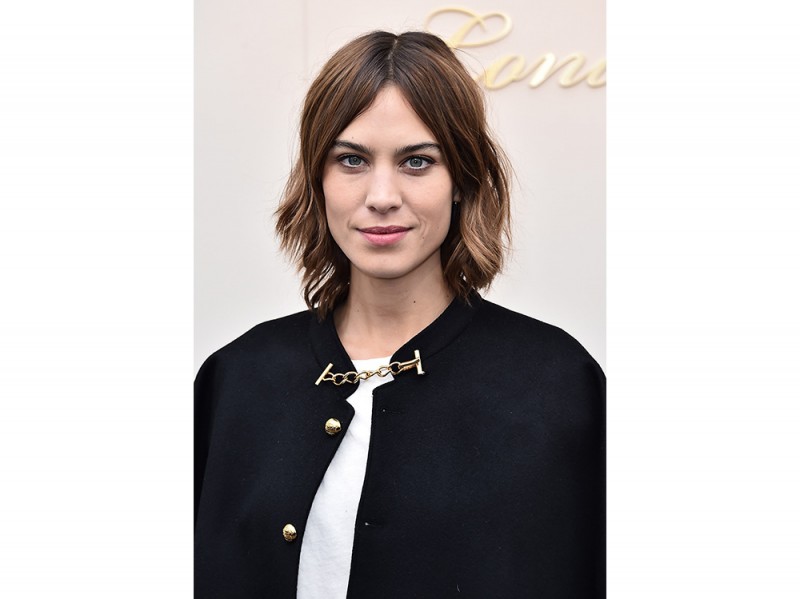 tagli capelli viso ovale alexa chung