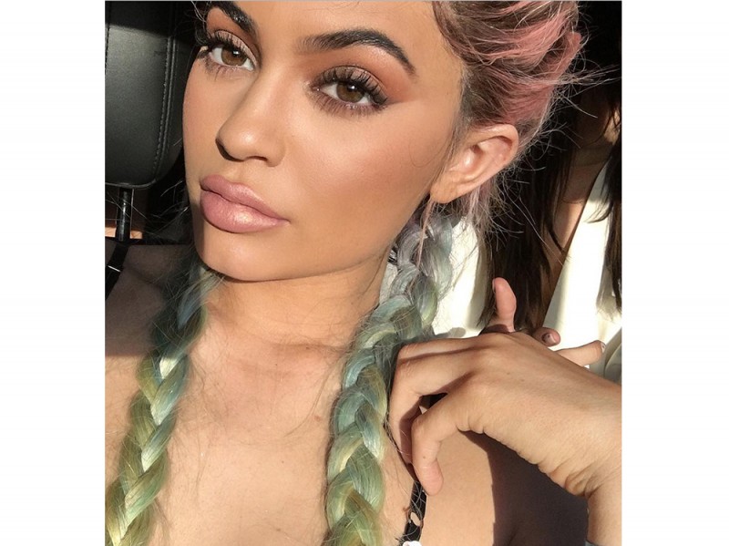 kylie jenner trecce arcobaleno