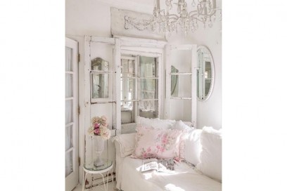 3-stile-shabby-chic-divano-bianco-vetrina-vintage