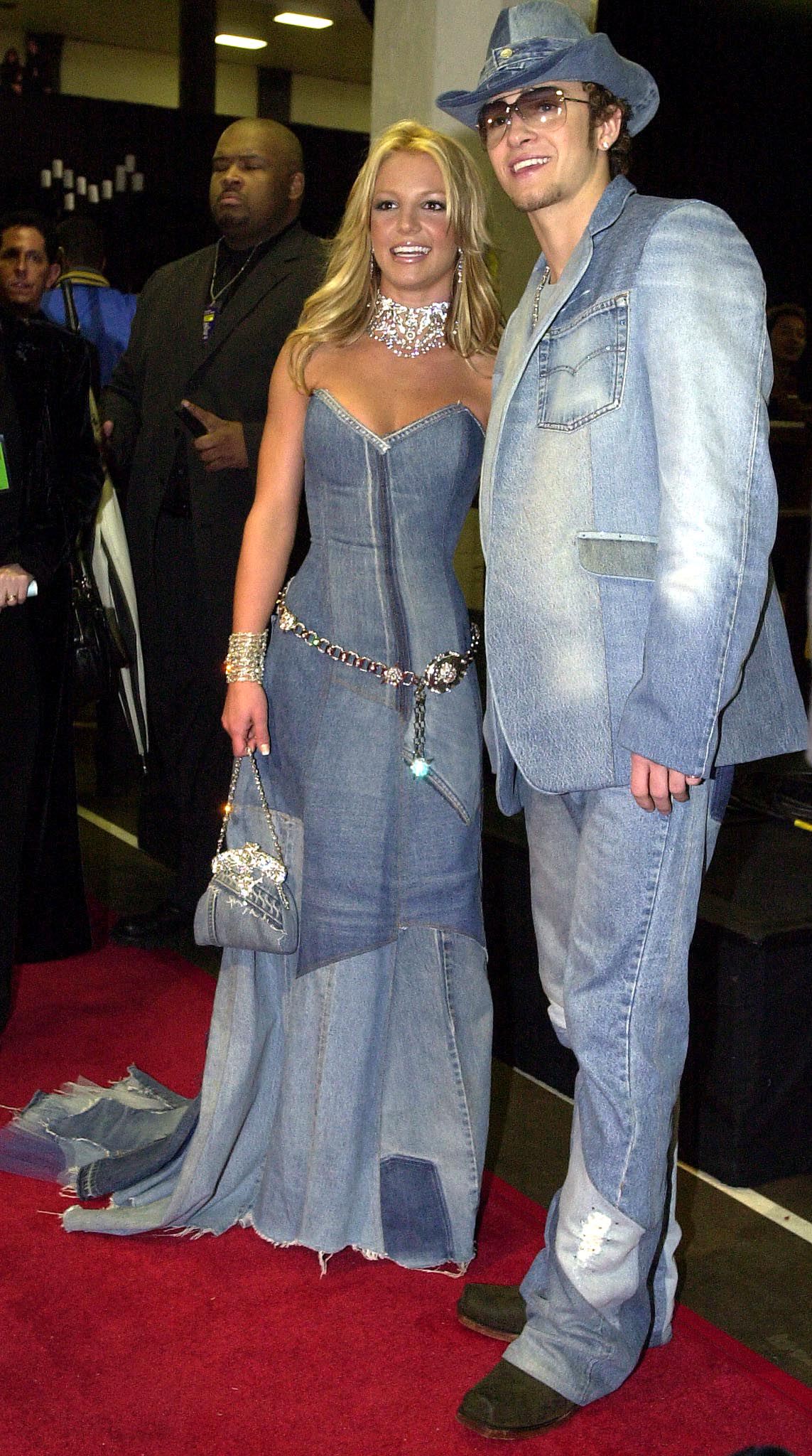 Pop star Britney Spears (l) and her boyfriend, sin