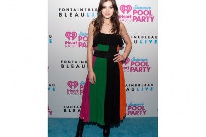 HAILEE-STEINFELD-abito-righe-colorate-olycom