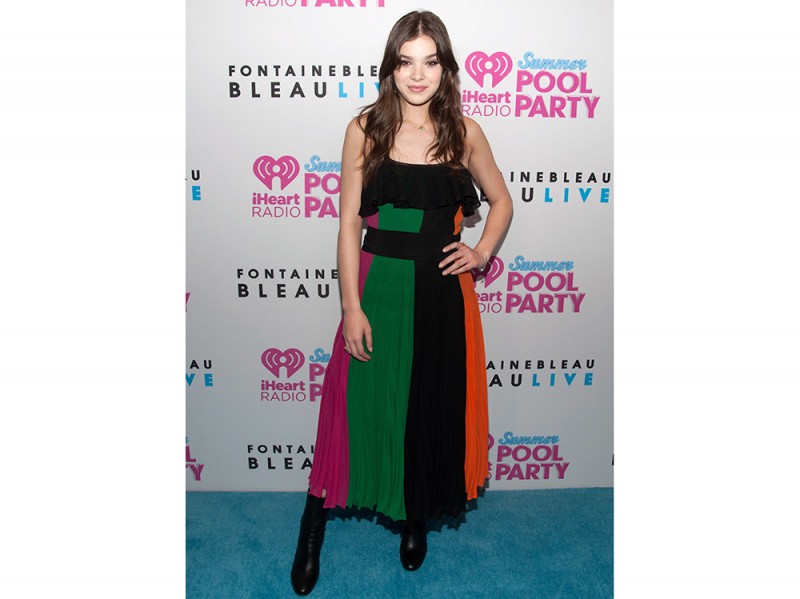 HAILEE-STEINFELD-abito-righe-colorate-olycom