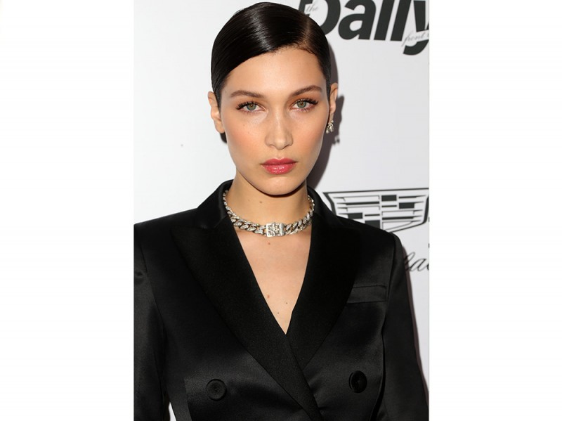 bella-hadid-beauty-riga-laterale