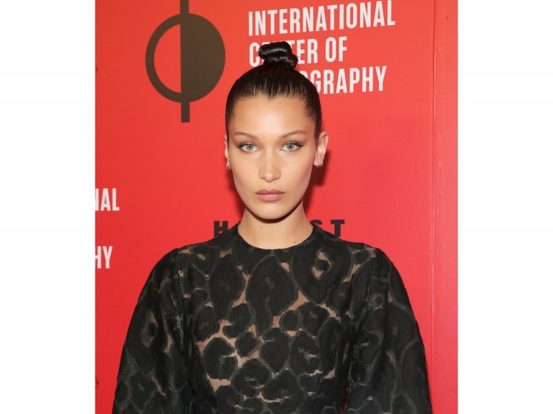 capelli-effetto-bagnato-Bella-Hadid
