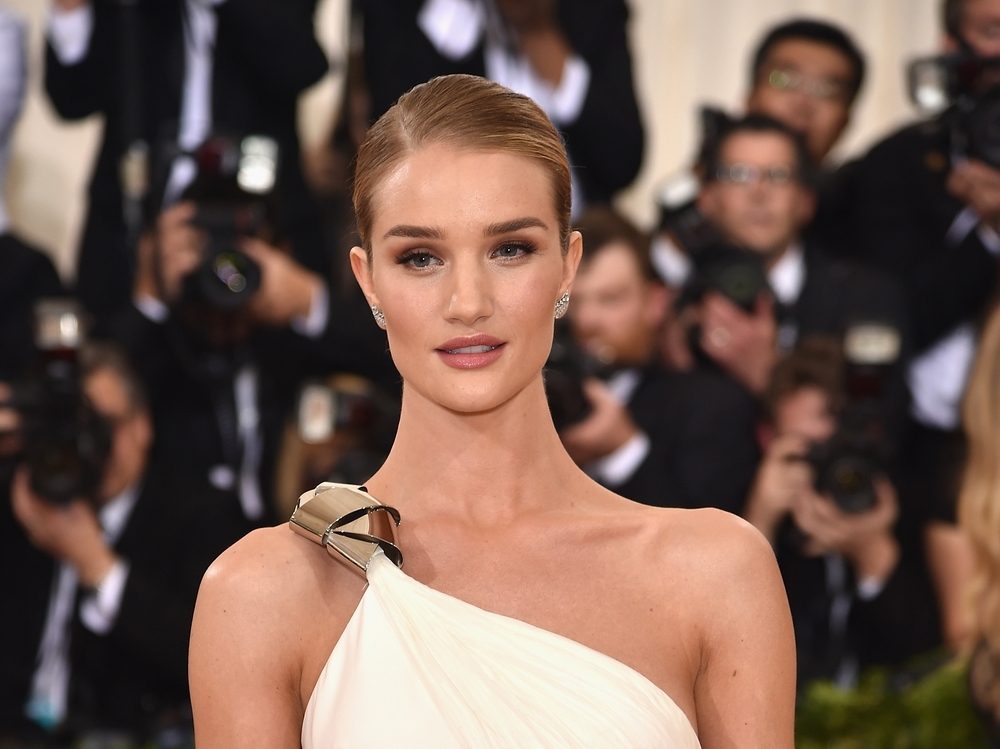 capelli-effetto-bagnato-Rosie-Huntington-Whiteley