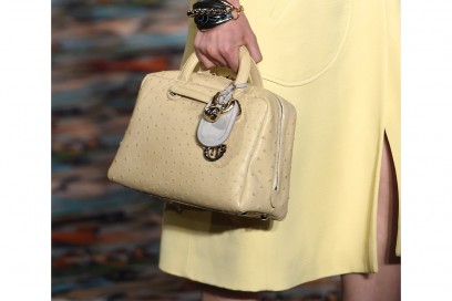 dior-cruise-17-borsa-bauletto-gialla-getty