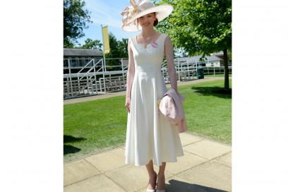 eleanor-tomlinson-abito-midi-bianco-cappello