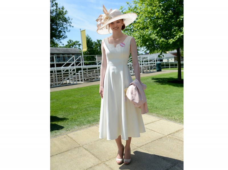 eleanor-tomlinson-abito-midi-bianco-cappello