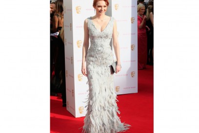 eleanor-tomlinson-longdress-piume