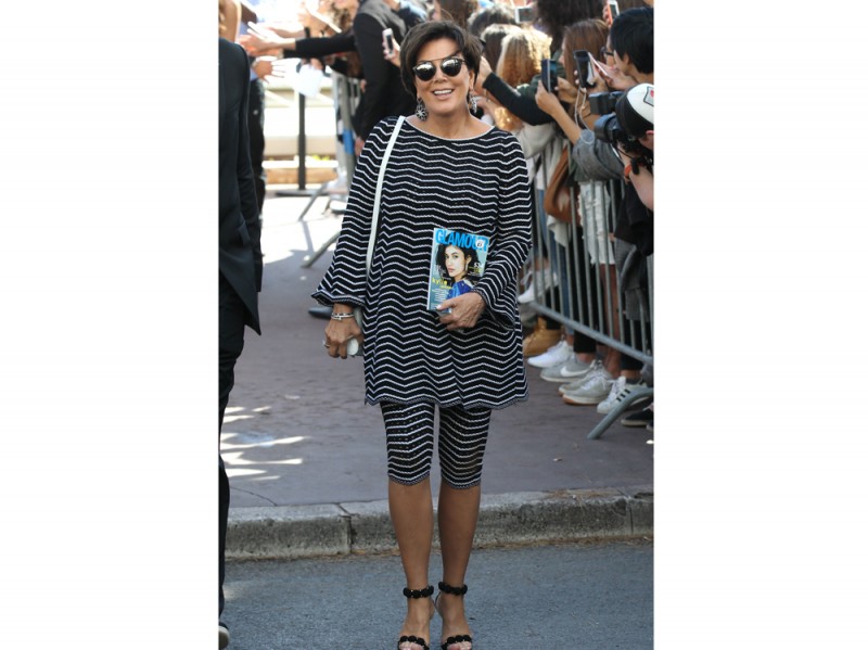 kris-jenner-look-a-righe-cannes-olycom