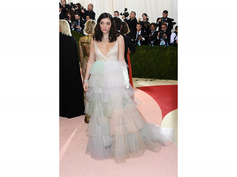 lorde-met-gala-valentino