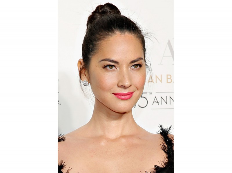 olivia-munn-capelli-chignon