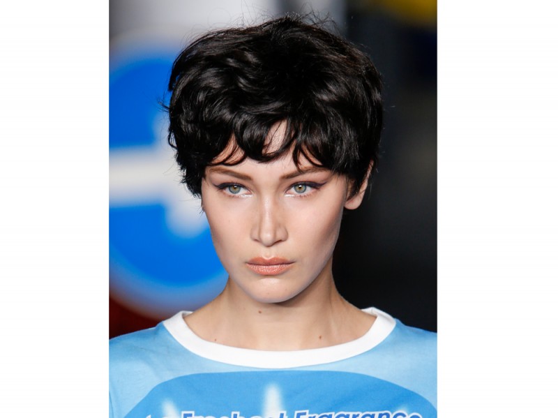 tagli-capelli-corti-estate-2016-Moschino_bty_W_S16_MI_007_2236646