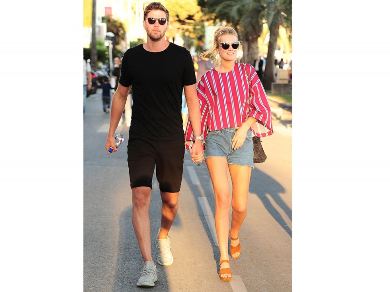 toni-garrn-shorts-blusa-a-righe