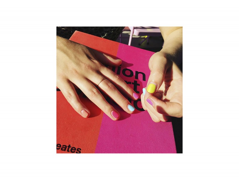 10-nail-art-da-provare-ora-pe2016-WahNails_ColorPop_NegativeSpace