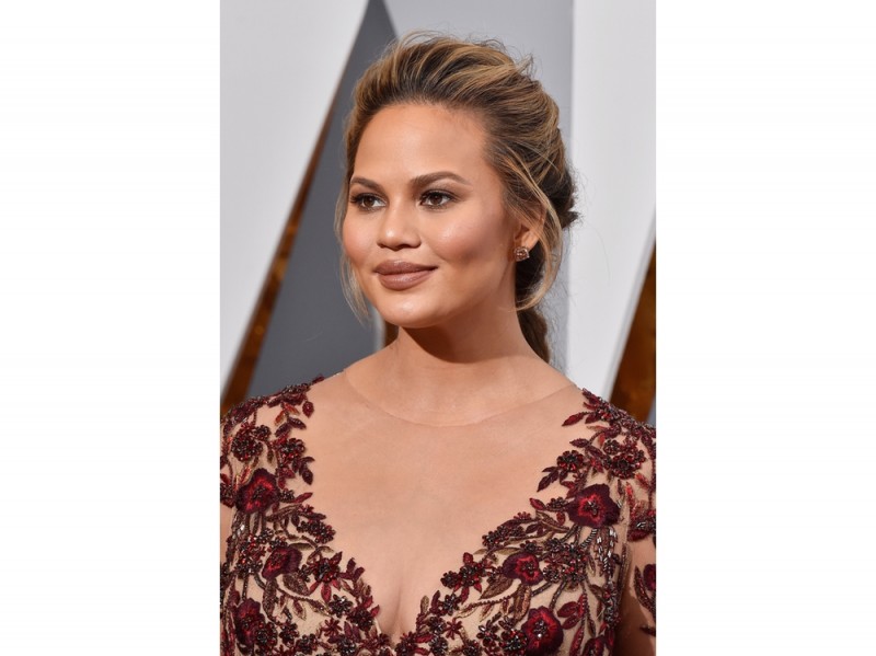 chrissy-teigen-make-up-10