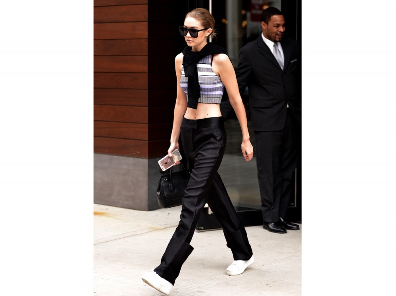 gigi-hadid-pantaloni-neri