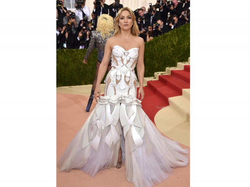 kate-hudson-met-gala-2016-atelier-versace