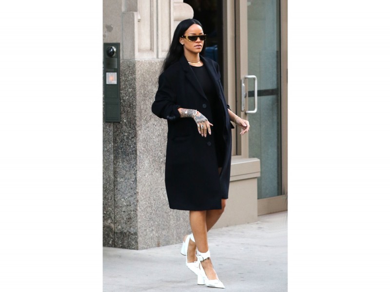 rihanna-scarpe-dior-olycom