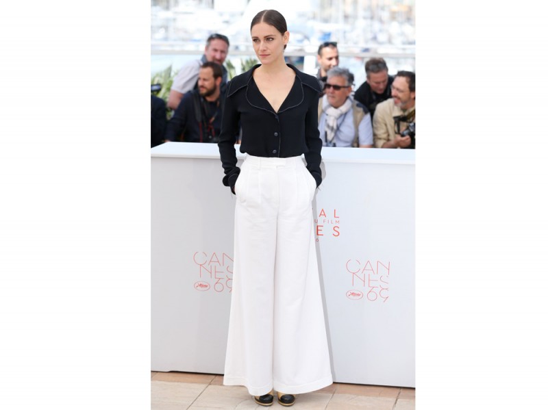 ARIANE-LABED-pantaloni-bianchi