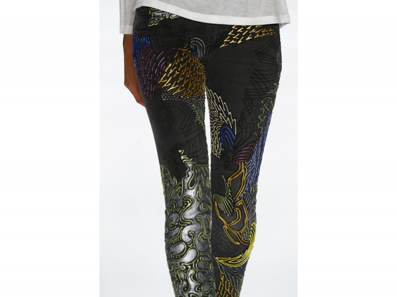 Lily-Allen’s-handpainted-Jeans-for-Refugees_