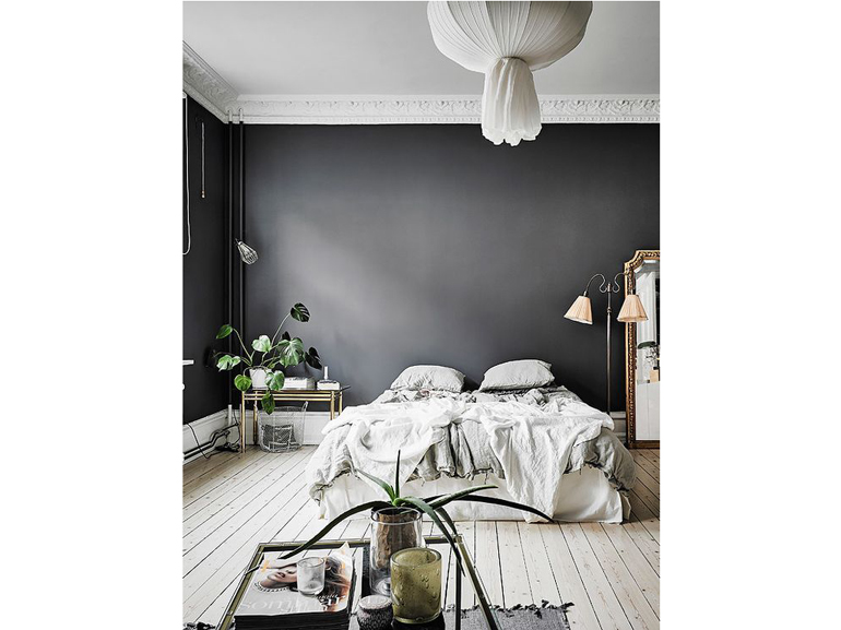 Luce e muro nero