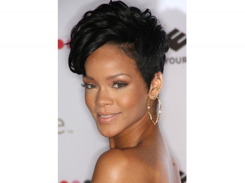 rihanna-capelli-evoluzione-hairstyle-2008