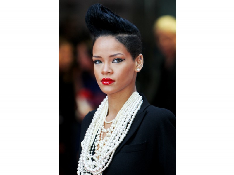 rihanna-capelli-evoluzione-hairstyle-2009