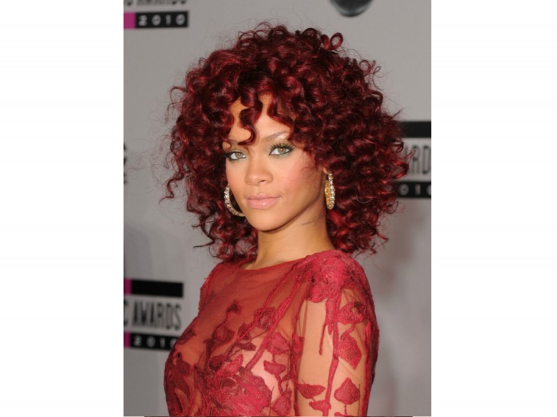 rihanna-capelli-evoluzione-hairstyle-2011